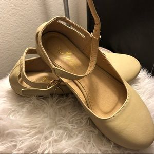 PRICE DROP !!!!Cute Flats ON SALE !!!!!😀